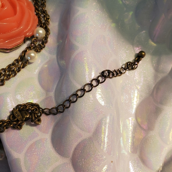 Vintage Avon Acrylic Peach Rose and Faux Pearls Station Necklace Avon NW… - Picture 5 of 8